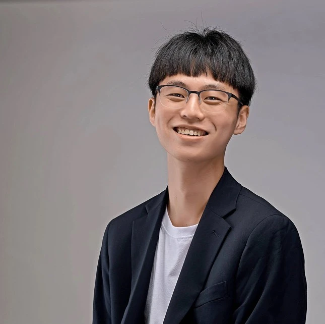Mr. Polar 北極先生品牌創辦人徐凱頡先生穿著西裝的樣子，透過科學與美學打造毛孩健康生活永恆。