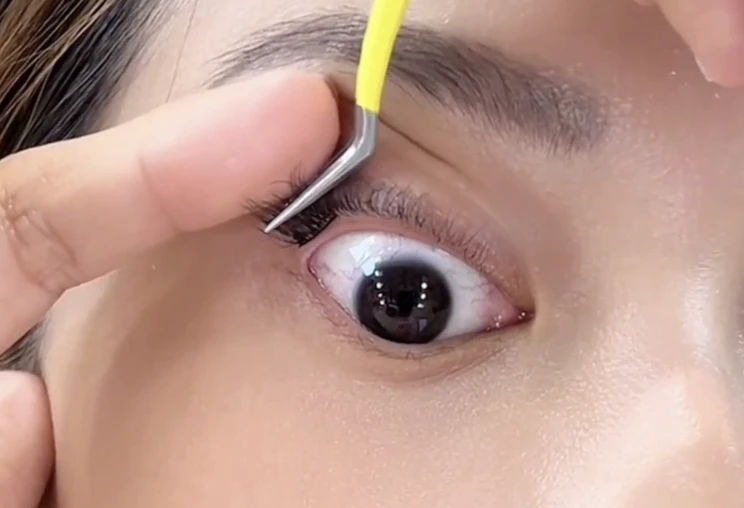 步驟 4:從眼尾開始,對準真睫毛根部貼上