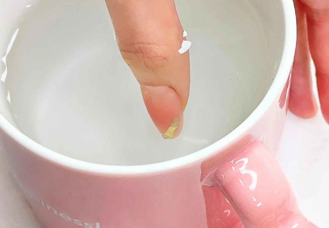 手指泡溫水軟化果凍膠